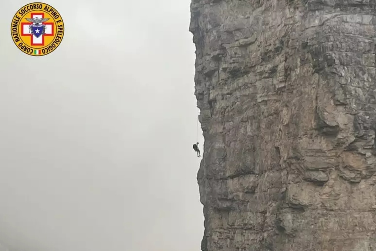 Paurosa avventura sul Campanile di Val Montanaia: alpinista bloccato nel vuoto salvato nella notte<br> Paurosa avventura sul Campanile di Val Montanaia: alpinista bloccato nel vuoto salvato nella notte<br>