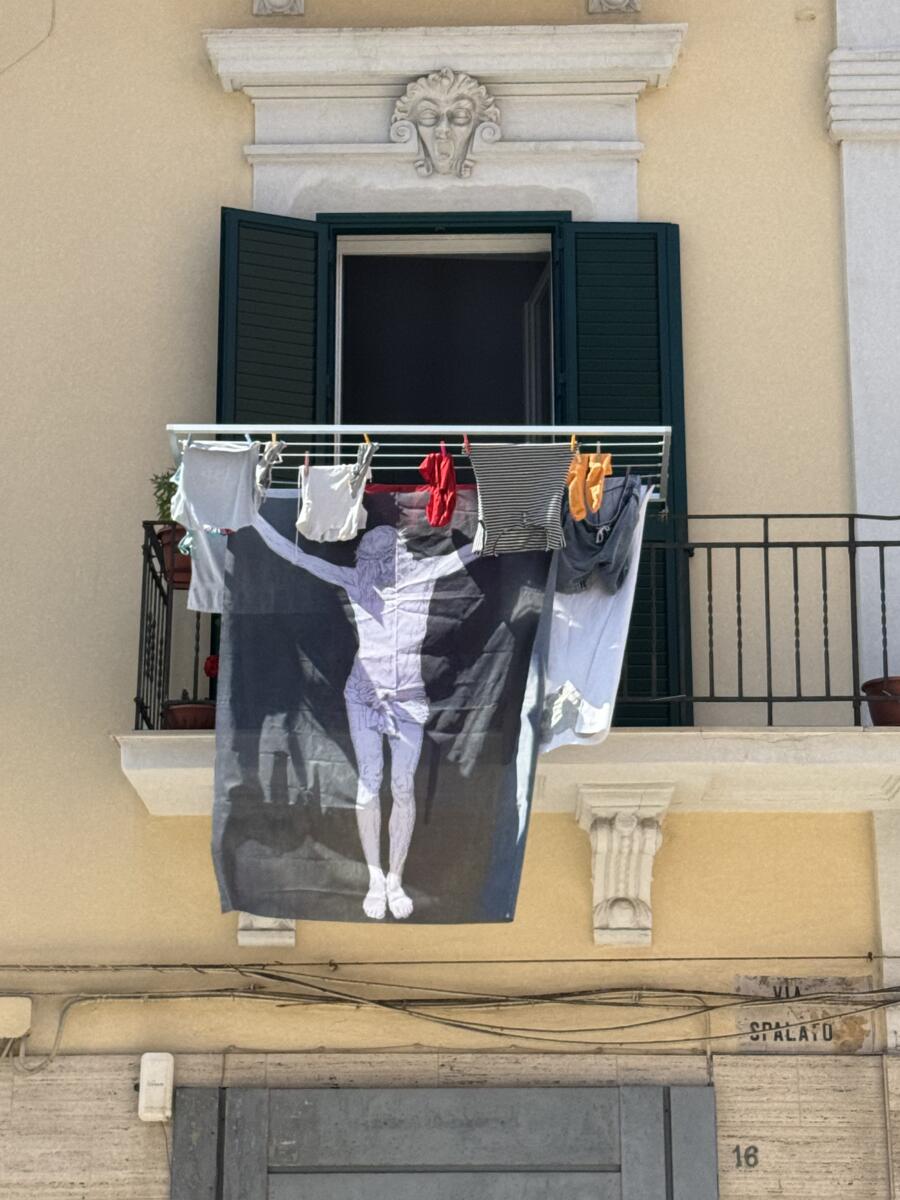 L’arte sui balconi di Madonnella: a Bari torna “Il mattino ha Lory in bocca” con 70 artisti e 7 giorni di festa – FOTO