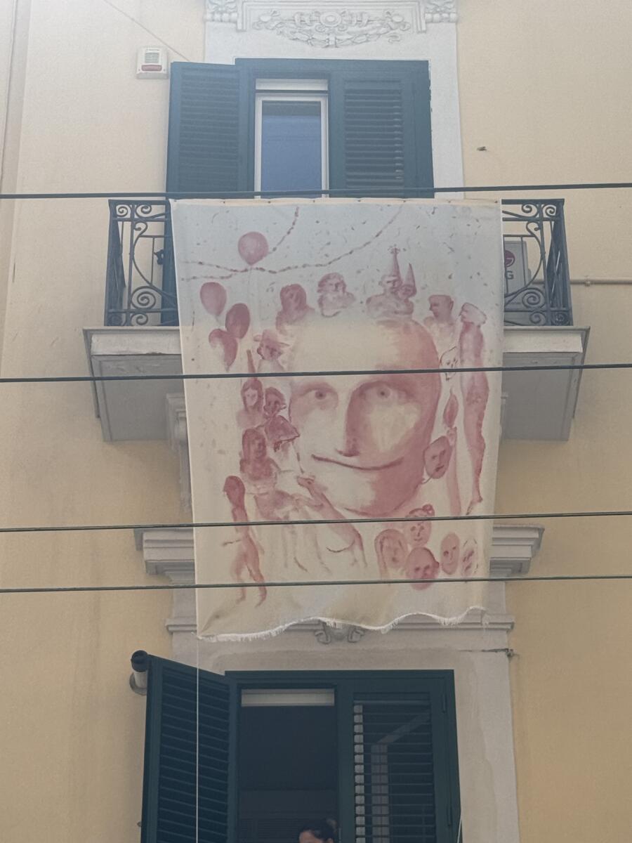 L’arte sui balconi di Madonnella: a Bari torna “Il mattino ha Lory in bocca” con 70 artisti e 7 giorni di festa – FOTO