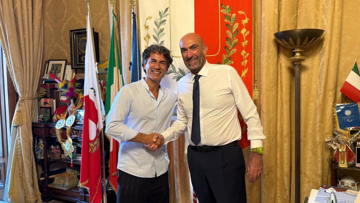 Bari, 35 anni fa l’arrivo in porto della Vlora: Leccese accoglie Kledi Kadiu al Comune – VIDEO
