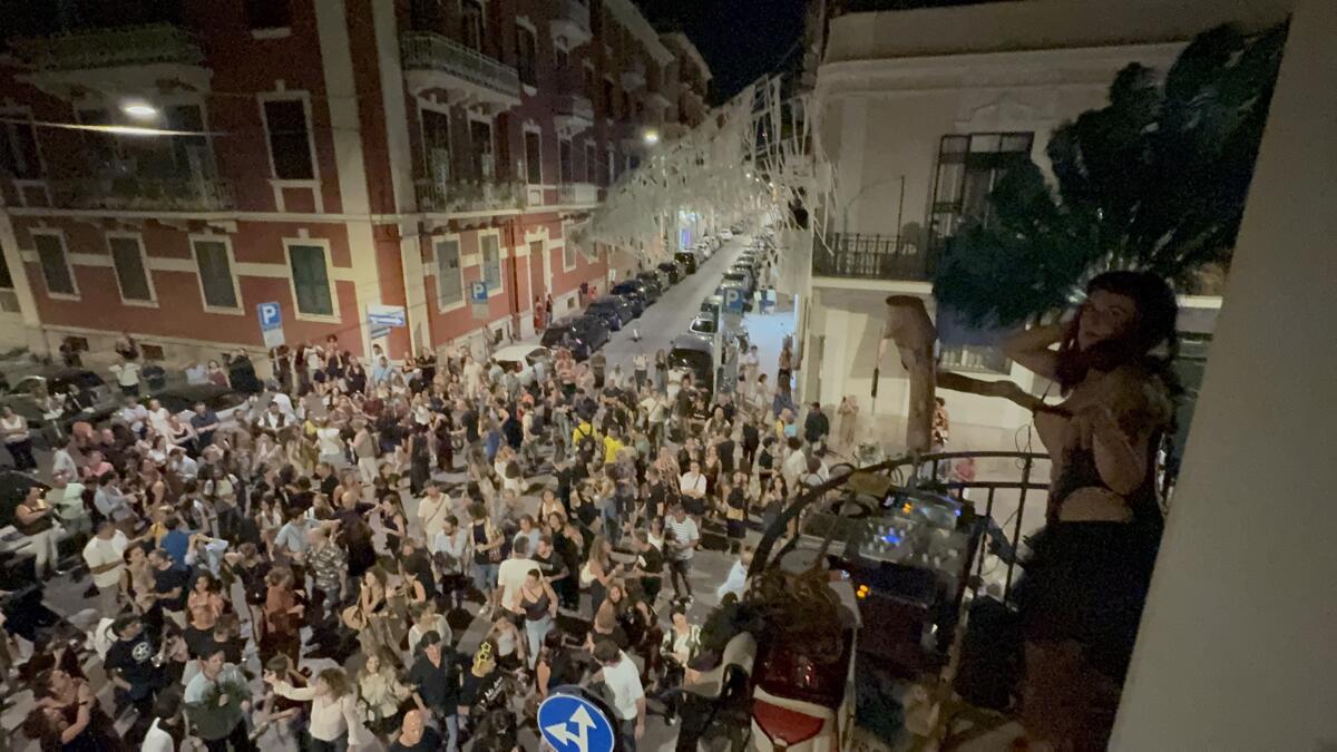 L’arte sui balconi di Madonnella: a Bari torna “Il mattino ha Lory in bocca” con 70 artisti e 7 giorni di festa – FOTO