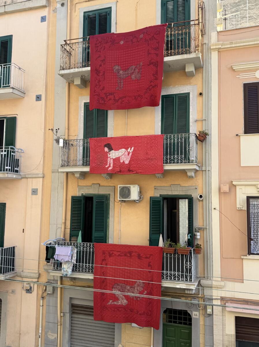 L’arte sui balconi di Madonnella: a Bari torna “Il mattino ha Lory in bocca” con 70 artisti e 7 giorni di festa – FOTO