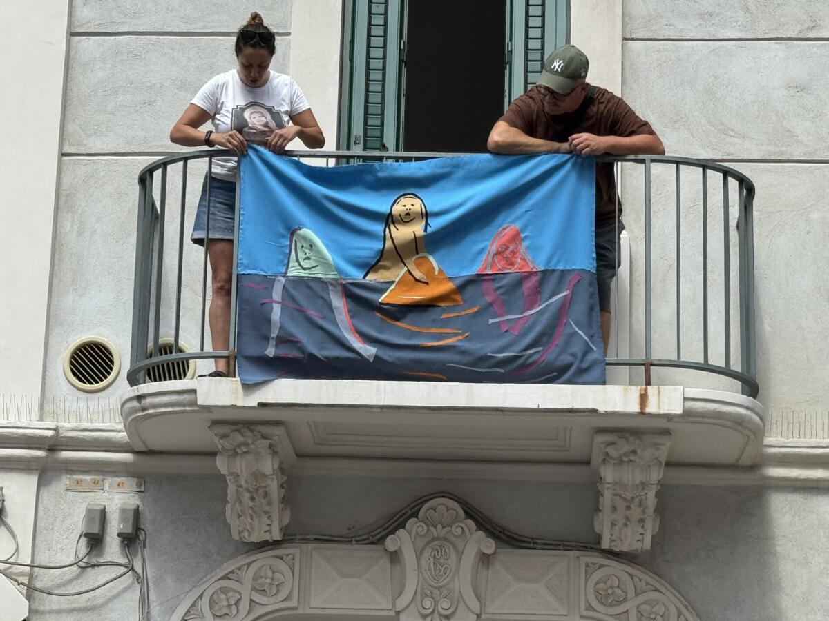 L’arte sui balconi di Madonnella: a Bari torna “Il mattino ha Lory in bocca” con 70 artisti e 7 giorni di festa – FOTO