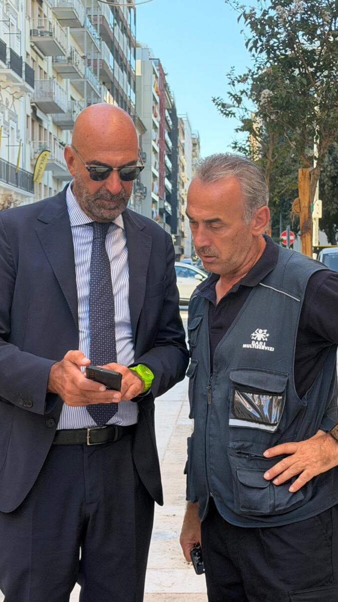 Bari, fiori di “settembrini” nelle aiuole di via Argiro: al via la sperimentazione per il decoro urbano Bari, fiori di “settembrini” nelle aiuole di via Argiro: al via la sperimentazione per il decoro urbano