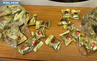 Fiumicino, nasconde 5 chili di cocaina nei biscotti della fortuna: 40enne cinese arrestata
