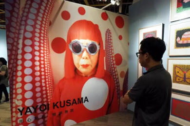 Morta a 97 anni Yayoi Kusama, la regina dei pois che trasformò l’ossessione in arte d’avanguardia