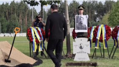 Ucraina, riesumato e sepolto con onori a Kiev il leader filonazista dell’Oun Yevhen Konovalets: presente Zelensky