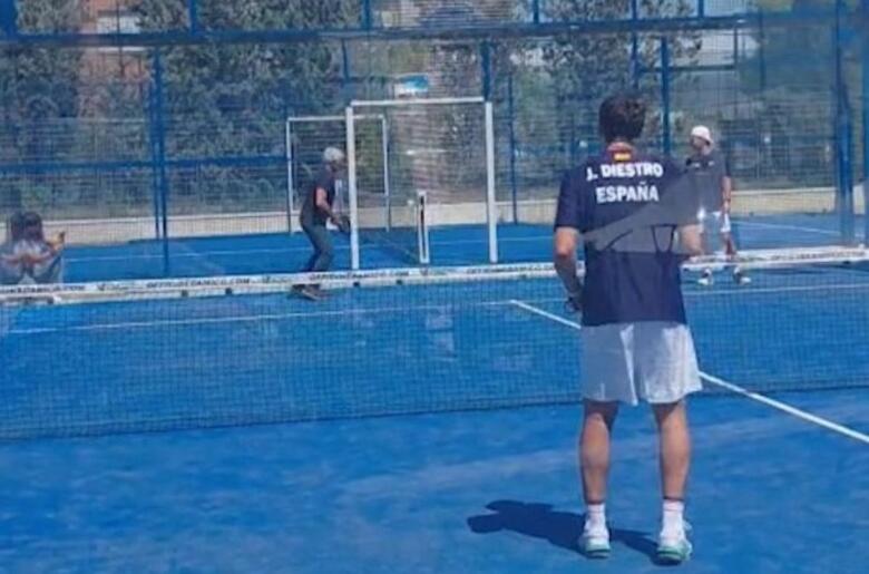 abodi gioca a padel