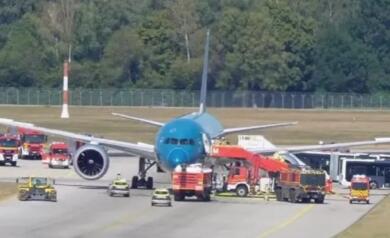 Paura al decollo a Monaco, la coda del Boeing colpisce la pista e lo costringe al rientro