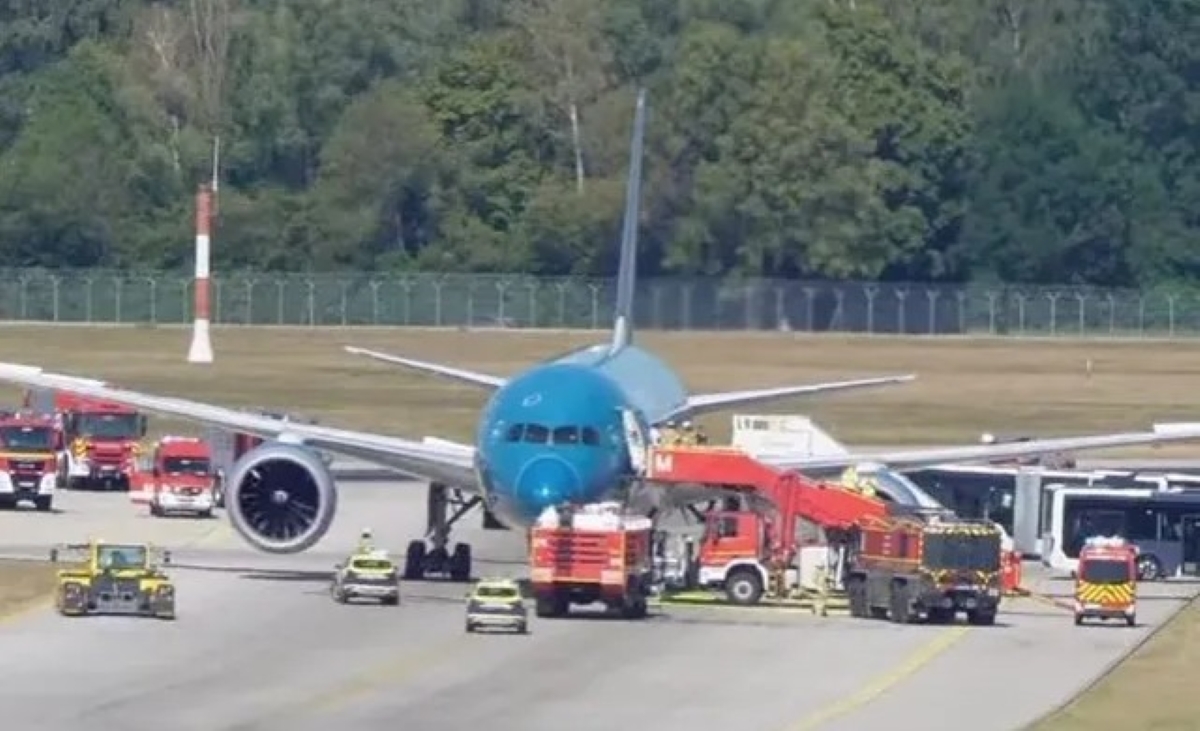Paura al decollo a Monaco, la coda del Boeing colpisce la pista e lo costringe al rientro Paura al decollo a Monaco, la coda del Boeing colpisce la pista e lo costringe al rientro