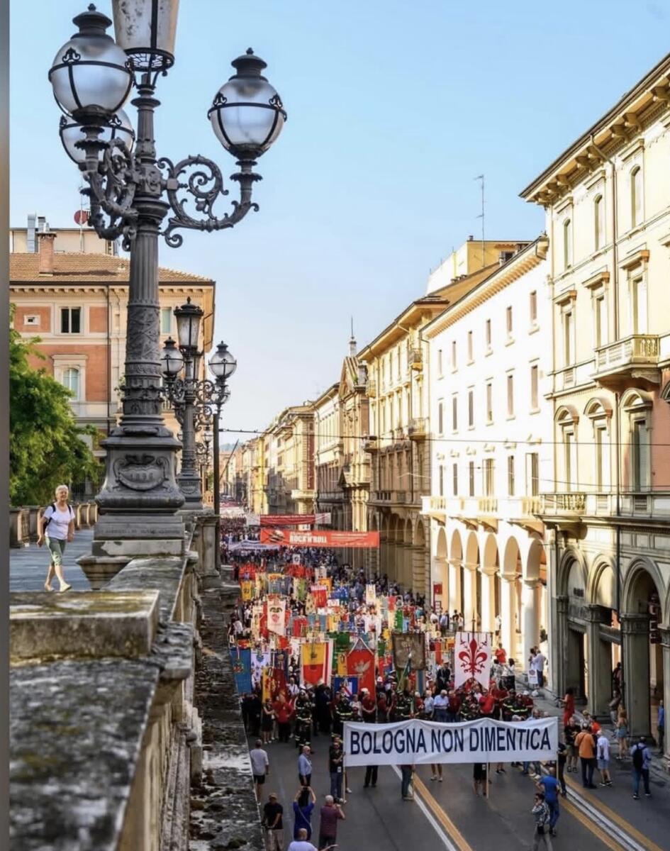 Strage di Bologna, tra le vittime anche sette baresi. Leccese: «Custodire la memoria e difendere la verità» – FOTO