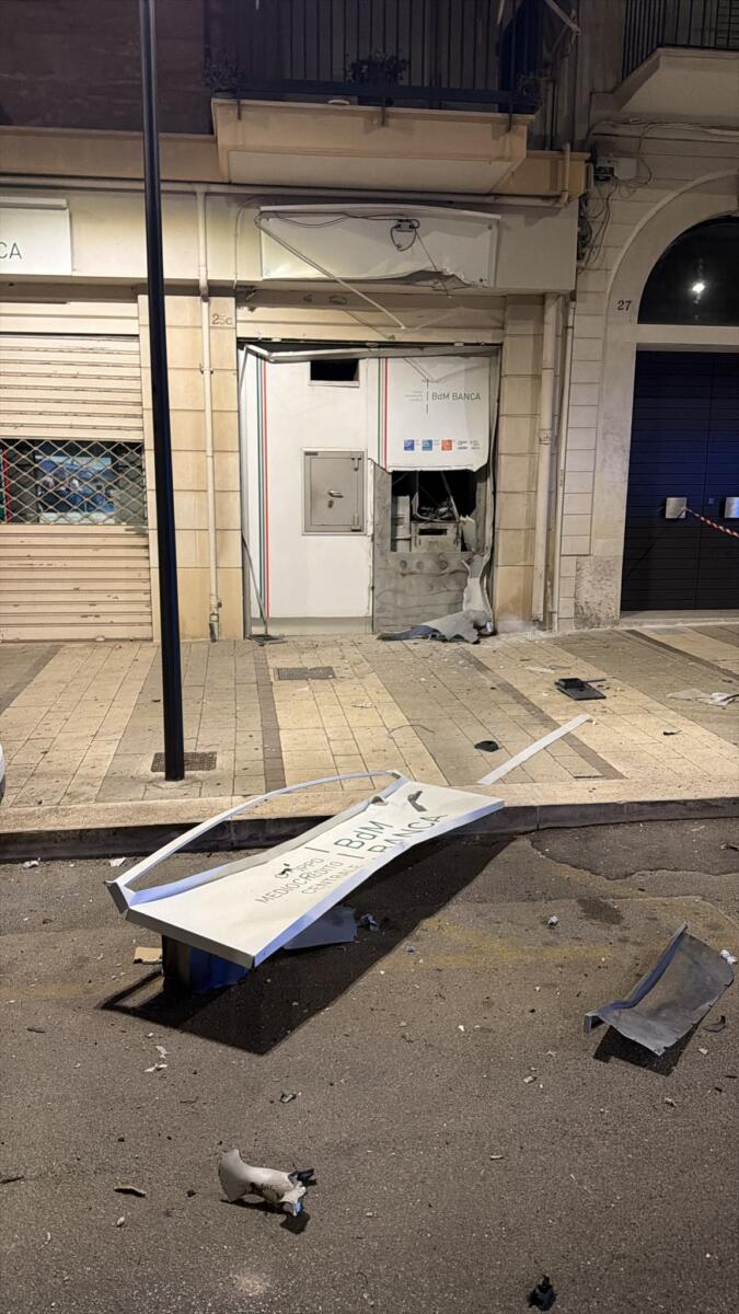 Assalti ai bancomat in Puglia, tre colpi nella notte: esplosioni a Trani, Corato e Andria – FOTO