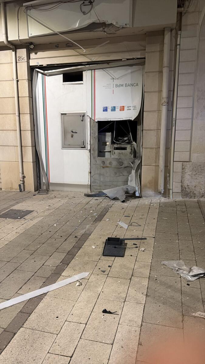 Assalti ai bancomat in Puglia, tre colpi nella notte: esplosioni a Trani, Corato e Andria – FOTO