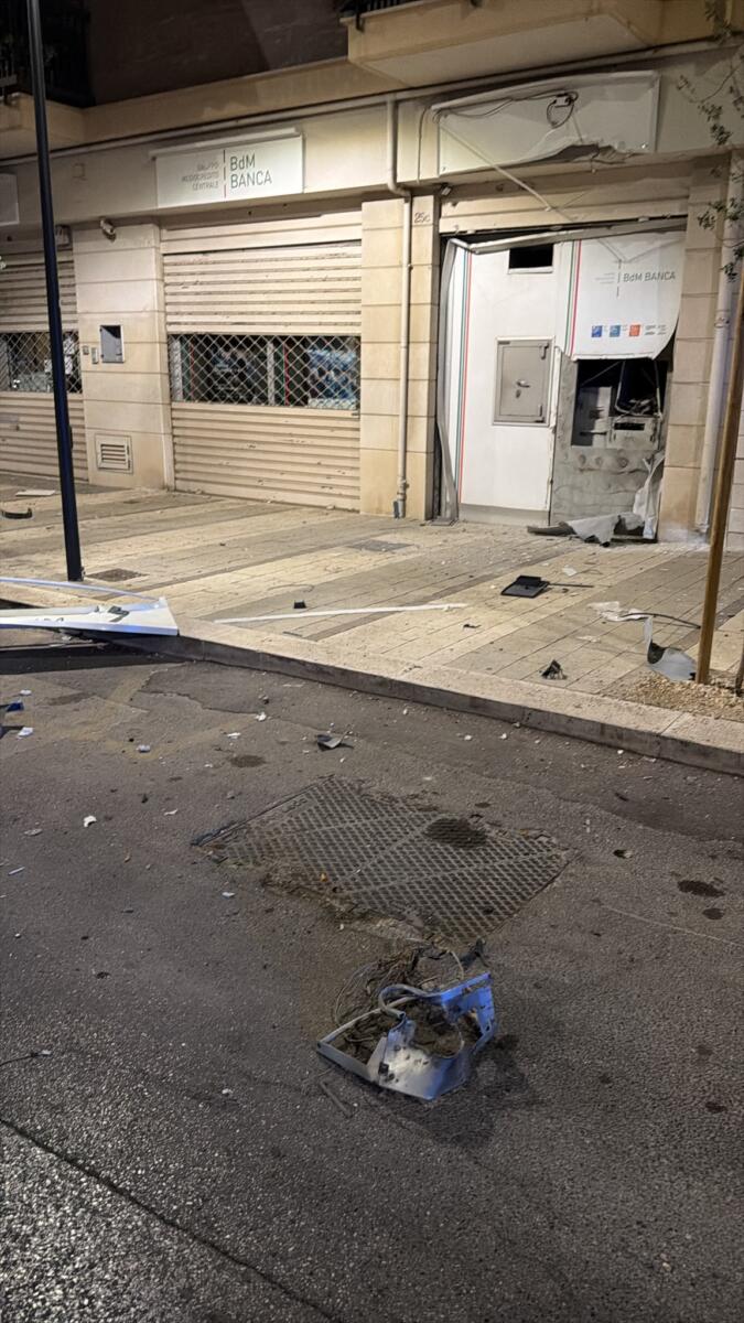 Assalti ai bancomat in Puglia, tre colpi nella notte: esplosioni a Trani, Corato e Andria – FOTO