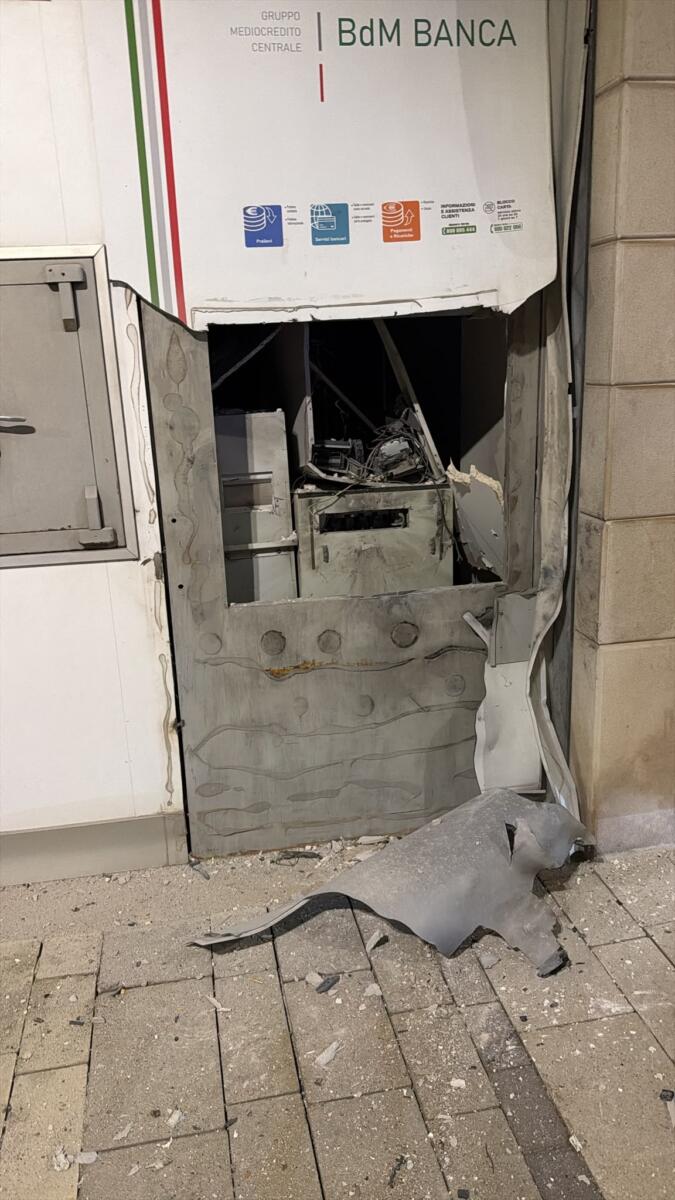 Assalti ai bancomat in Puglia, tre colpi nella notte: esplosioni a Trani, Corato e Andria – FOTO