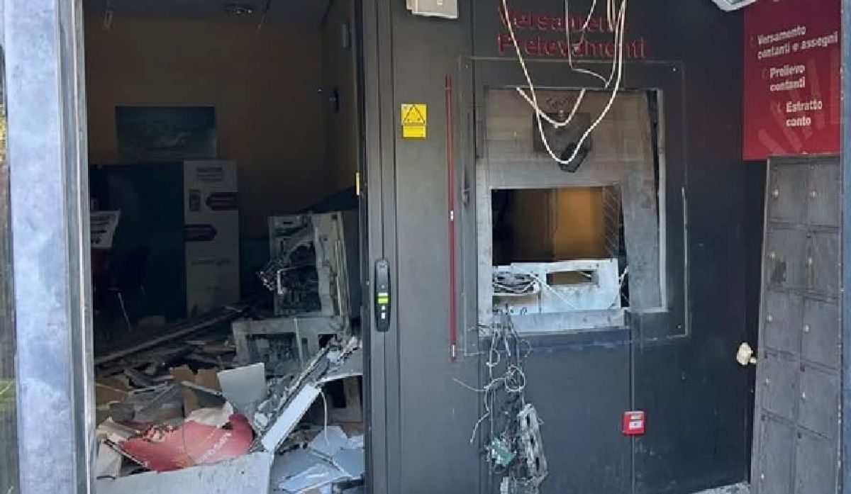Boato nella notte a Terlizzi, assaltato il bancomat dell’Mps: banditi in fuga col bottino Boato nella notte a Terlizzi, assaltato il bancomat dell’Mps: banditi in fuga col bottino