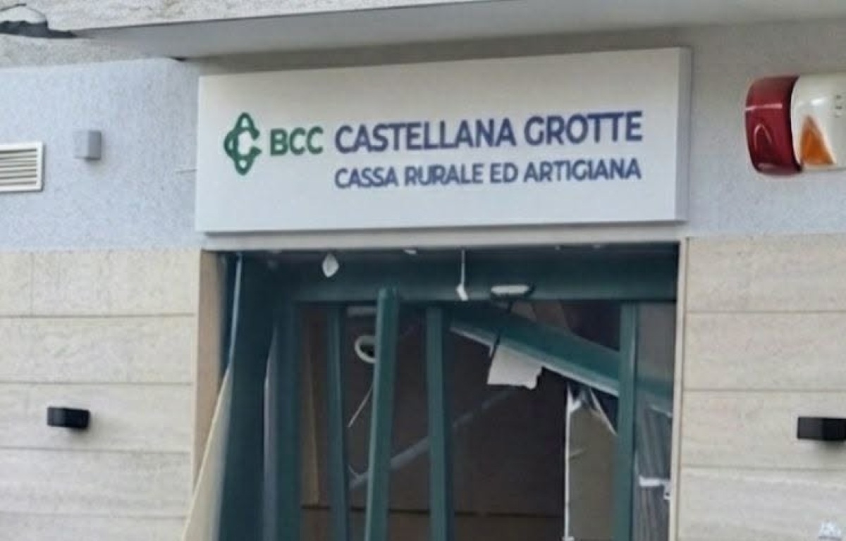 Conversano, assalto con esplosivo al bancomat Bcc: ladri fuggiti a mani vuote Conversano, assalto con esplosivo al bancomat Bcc: ladri fuggiti a mani vuote