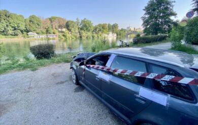 Fuga folle a Torino dopo l’alt della polizia: l’auto si inabissa nel Po, si cercano due dispersi