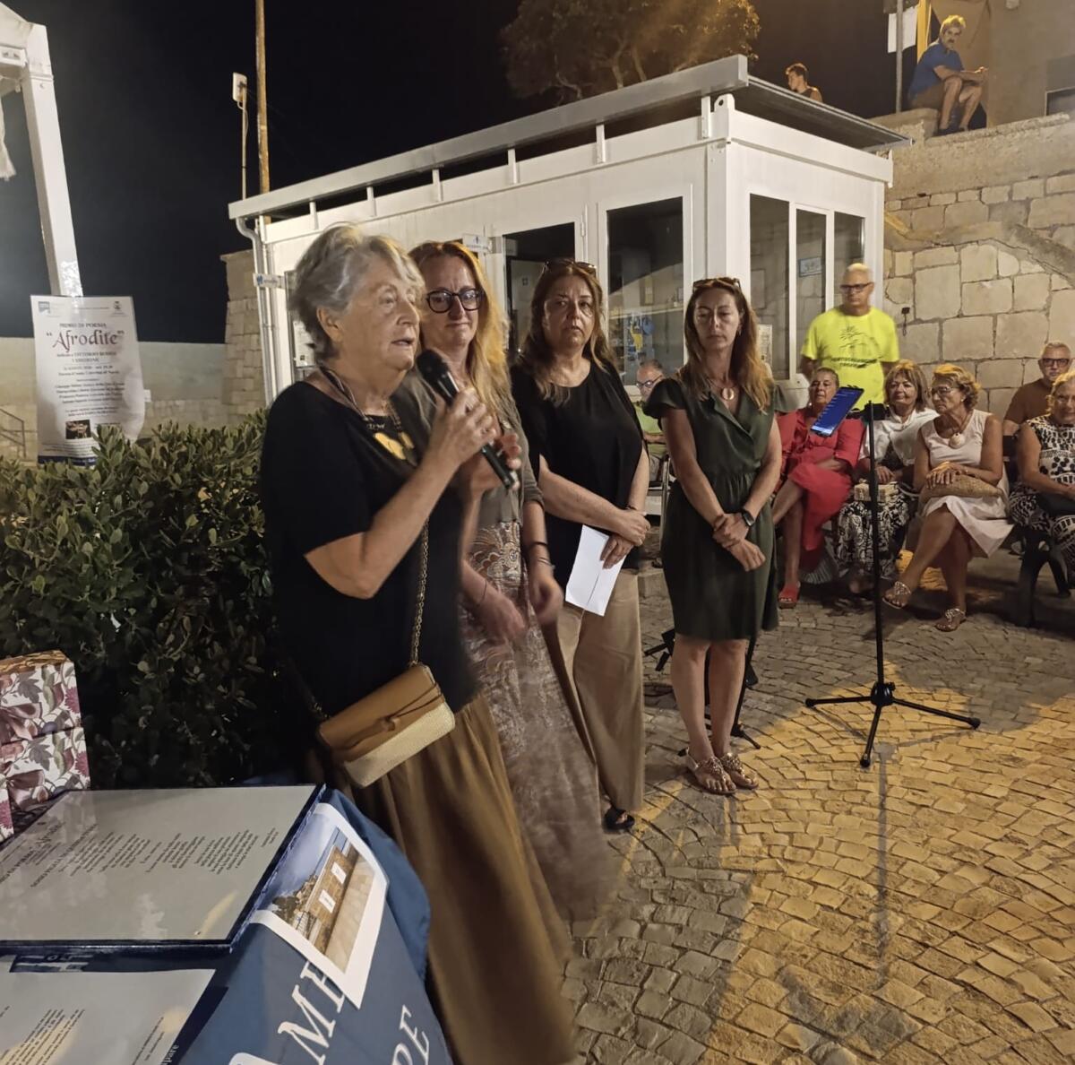 “Ave Maria piena di rabbia”, la poesia di una detenuta del carcere di Lecce vince il premio Afrodite – FOTO “Ave Maria piena di rabbia”, la poesia di una detenuta del carcere di Lecce vince il premio Afrodite – FOTO
