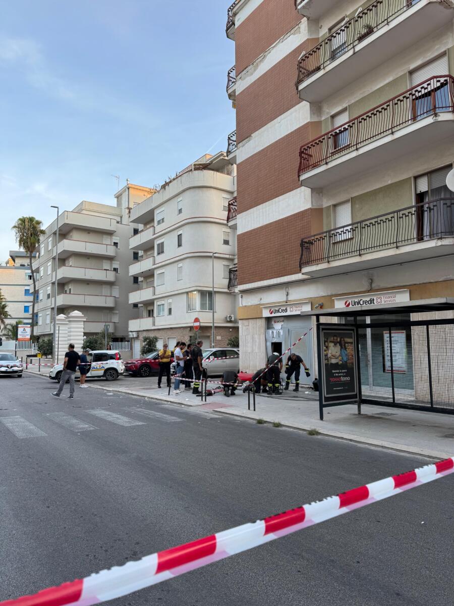 Assalti ai bancomat in Puglia, tre colpi nella notte: esplosioni a Trani, Corato e Andria – FOTO