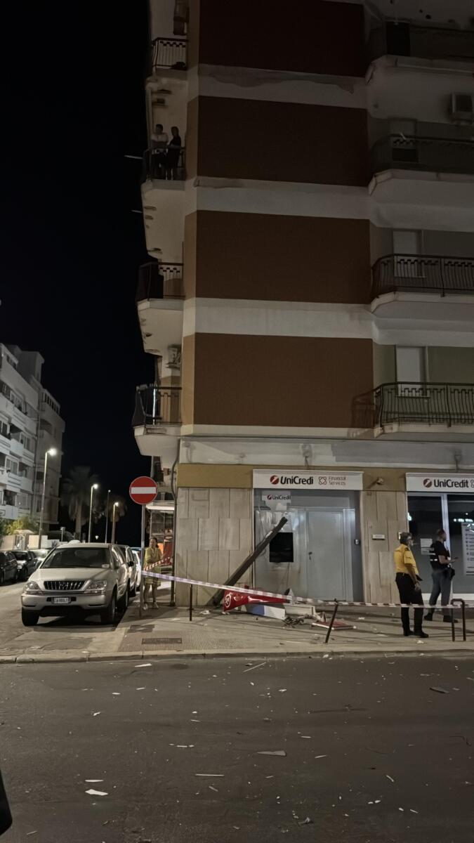 Assalti ai bancomat in Puglia, tre colpi nella notte: esplosioni a Trani, Corato e Andria – FOTO