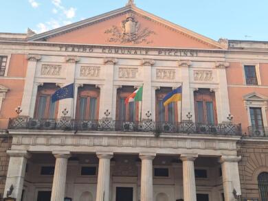Giorno dell’Indipendenza ucraina, la bandiera a Palazzo della Città a Bari: «Solidarietà al popolo che soffre»