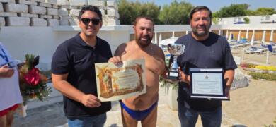 A 88 anni nuota per 4 km in mare aperto contro la guerra: la maratona di pace del Barone Colucci a Monopoli