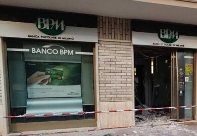 Botto all’alba di Ferragosto a Manfredonia: assalto con esplosivo al bancomat in pieno centro