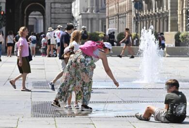 Altri dieci giorni di caldo estremo in tutta Italia, il termometro tocca 48 gradi a Napoli