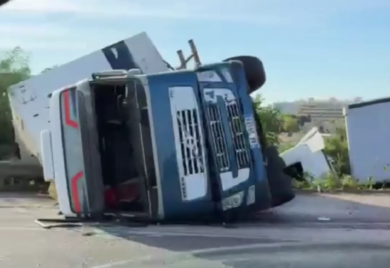 Grave incidente a Bari: due camion ribaltati a Mungivacca, mezzi in bilico sul ponte della Ss 16 – VIDEO