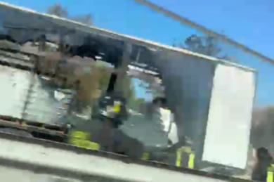 Camion in fiamme sulla Ss 100: traffico in tilt tra Cellamare e Capurso verso Bari – VIDEO