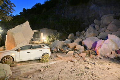 Terremoto ai Campi Flegrei, 26 feriti e circa 300 sfollati. Musumeci: «Sciame ancora in corso»