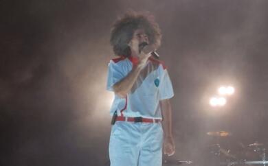 Lecce, Tiziana De Mitri sul palco con Caparezza: realizzerà live un’opera che andrà all’asta per Emergency