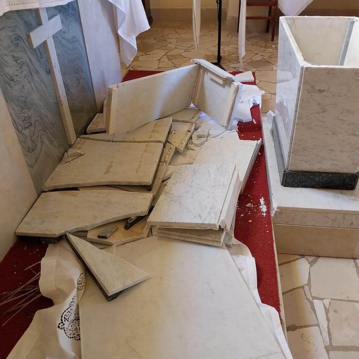 Bari, profanata la cappella del cimitero di Santo Spirito: rubate le ostie e danni alla statua della Madonna – FOTO Bari, profanata la cappella del cimitero di Santo Spirito: rubate le ostie e danni alla statua della Madonna – FOTO