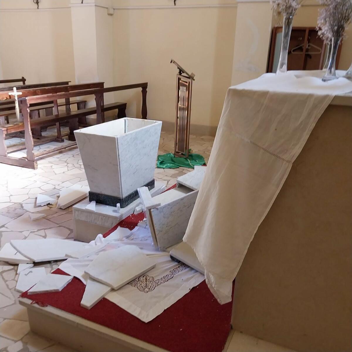 Bari, profanata la cappella del cimitero di Santo Spirito: rubate le ostie e danni alla statua della Madonna – FOTO Bari, profanata la cappella del cimitero di Santo Spirito: rubate le ostie e danni alla statua della Madonna – FOTO