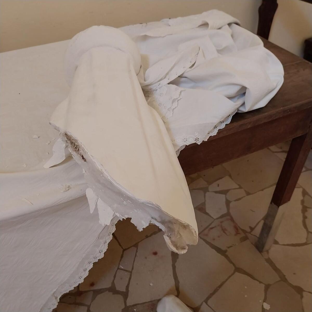 Bari, profanata la cappella del cimitero di Santo Spirito: rubate le ostie e danni alla statua della Madonna – FOTO Bari, profanata la cappella del cimitero di Santo Spirito: rubate le ostie e danni alla statua della Madonna – FOTO
