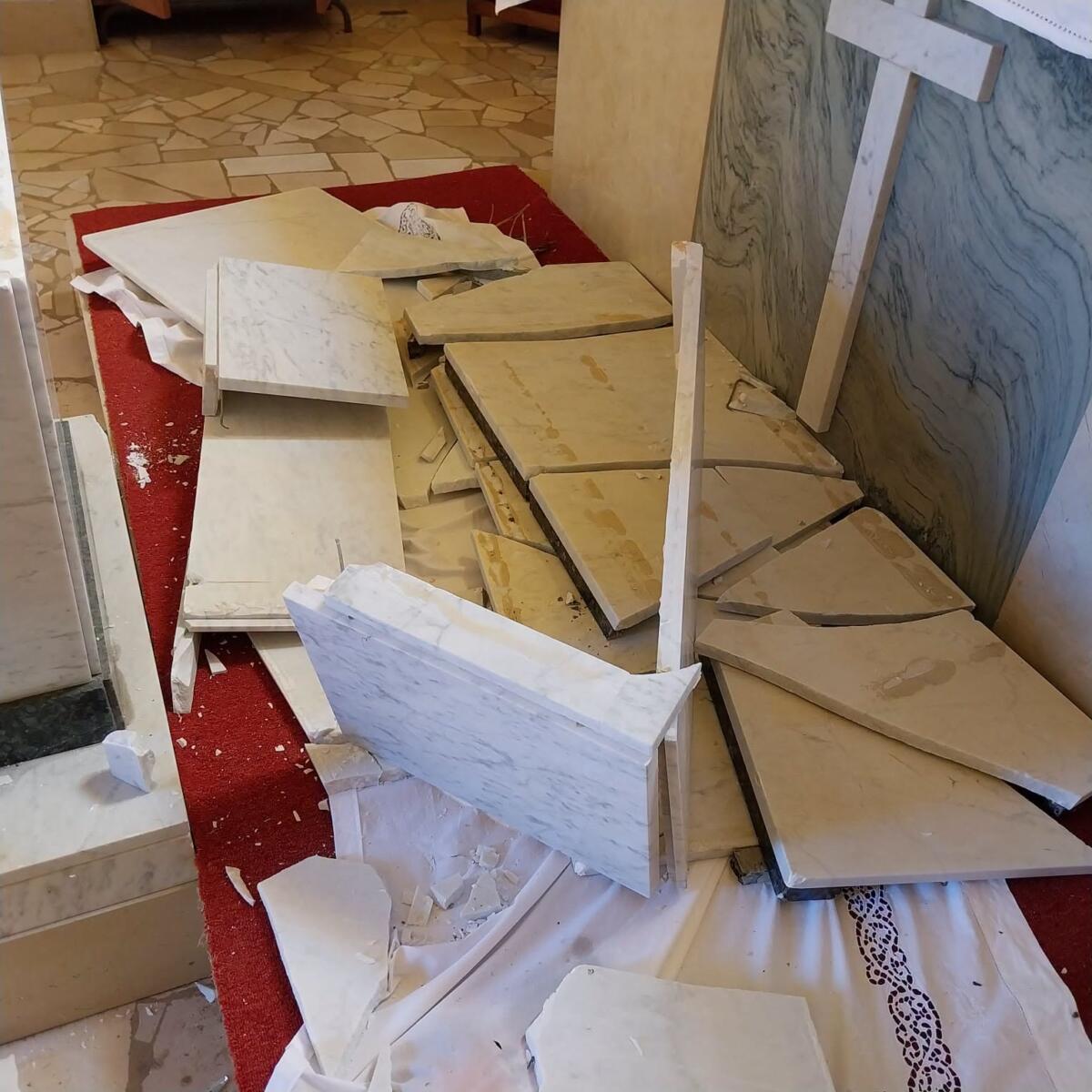 Bari, profanata la cappella del cimitero di Santo Spirito: rubate le ostie e danni alla statua della Madonna – FOTO Bari, profanata la cappella del cimitero di Santo Spirito: rubate le ostie e danni alla statua della Madonna – FOTO