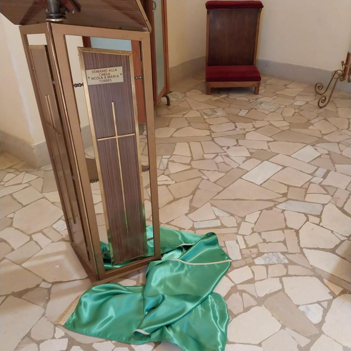 Bari, profanata la cappella del cimitero di Santo Spirito: rubate le ostie e danni alla statua della Madonna – FOTO Bari, profanata la cappella del cimitero di Santo Spirito: rubate le ostie e danni alla statua della Madonna – FOTO