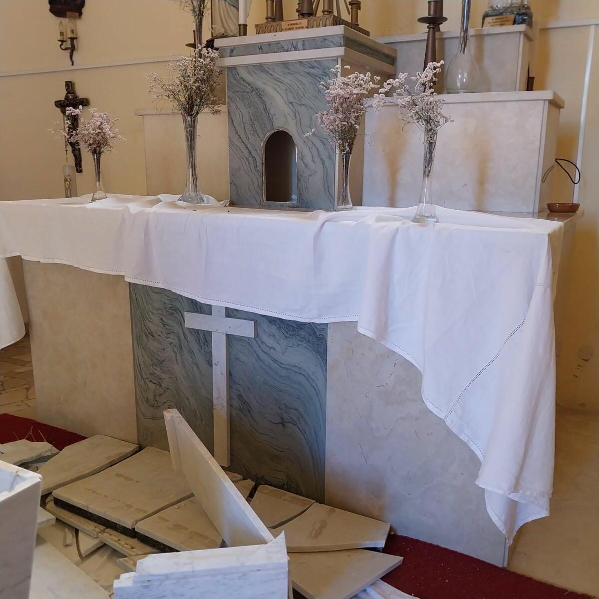 Bari, profanata la cappella del cimitero di Santo Spirito: rubate le ostie e danni alla statua della Madonna – FOTO Bari, profanata la cappella del cimitero di Santo Spirito: rubate le ostie e danni alla statua della Madonna – FOTO