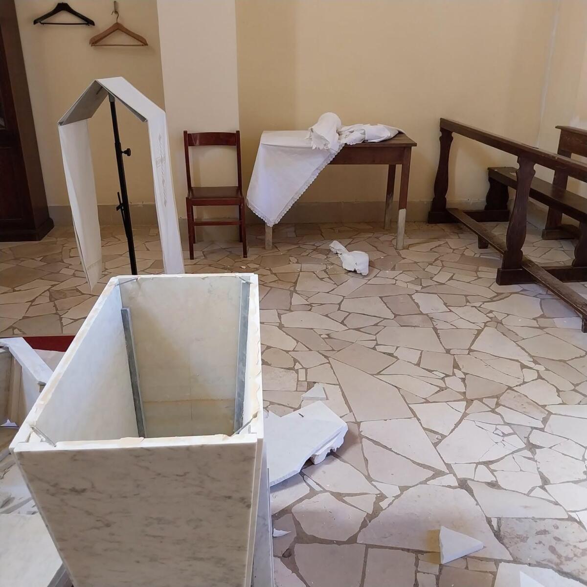 Bari, profanata la cappella del cimitero di Santo Spirito: rubate le ostie e danni alla statua della Madonna – FOTO Bari, profanata la cappella del cimitero di Santo Spirito: rubate le ostie e danni alla statua della Madonna – FOTO