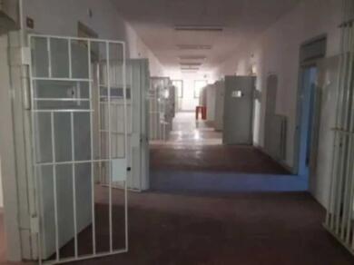 Bari, caos nel carcere minorile: reparto allagato, cella incendiata e un agente penitenziario ferito