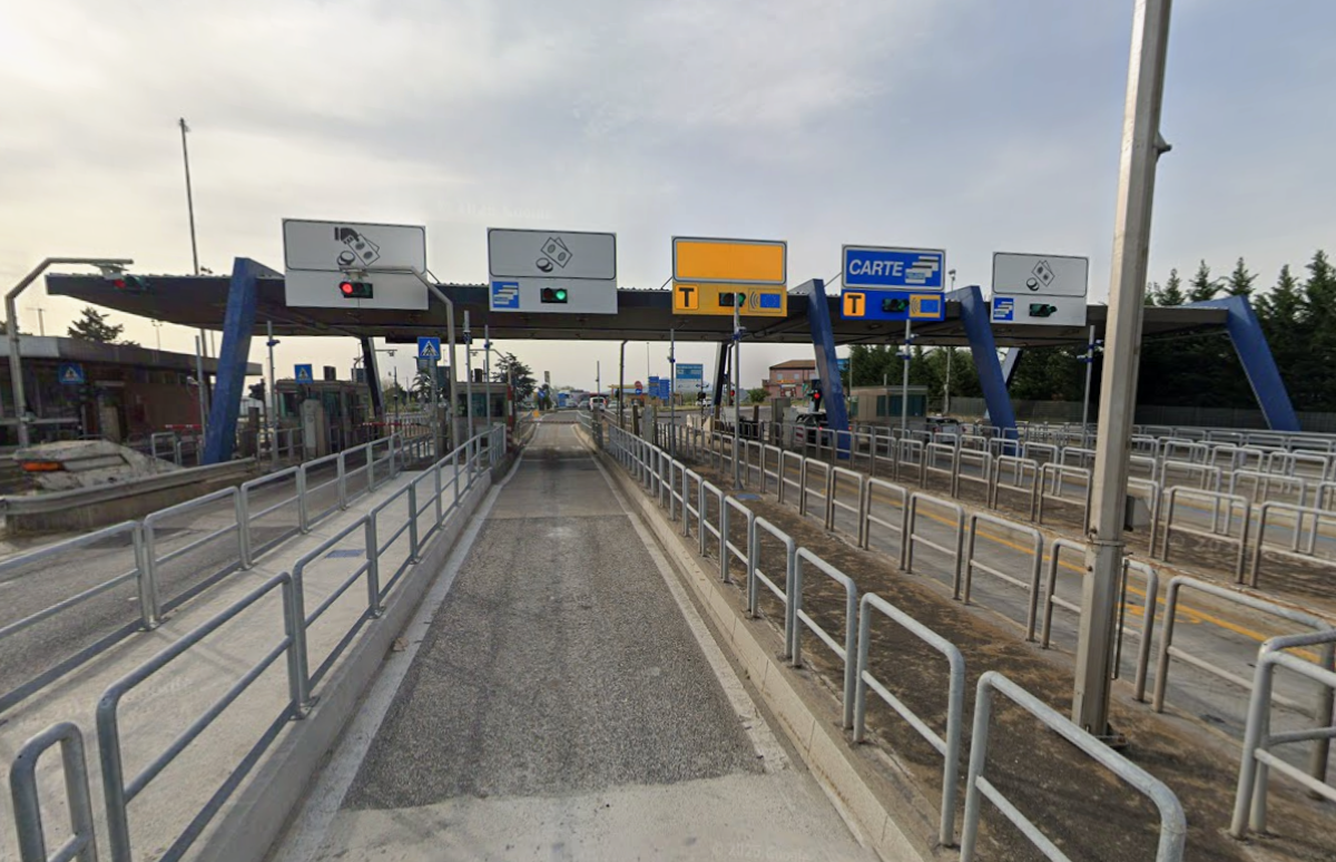 Candela, assalto alla cassa automatica del casello dell’autostrada A16: bottino da quantificare Candela, assalto alla cassa automatica del casello dell’autostrada A16: bottino da quantificare