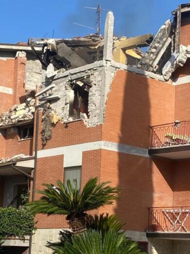 Cassino, forte esplosione in una palazzina: crolla il tetto