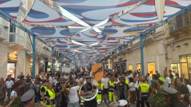Taranto accoglie i Giochi del Mediterraneo: oltre 50 società sportive sfilano nel borgo e danno il via alla festa – VIDEO