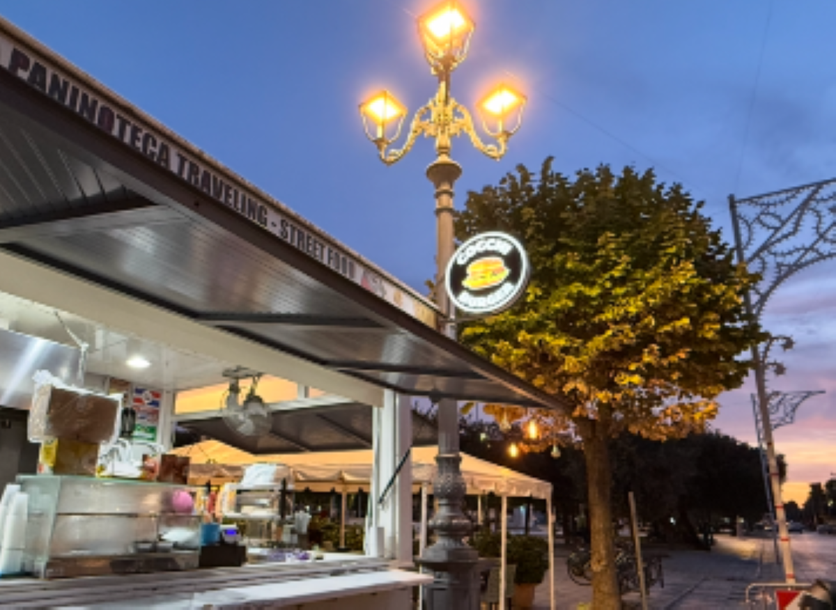 Bomba nella notte a San Ferdinando di Puglia: distrutto un chiosco di street food Bomba nella notte a San Ferdinando di Puglia: distrutto un chiosco di street food