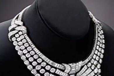 Collier di diamanti della regina d’Egitto Nazli rubato al museo Mak di Vienna: caccia ai due ladri