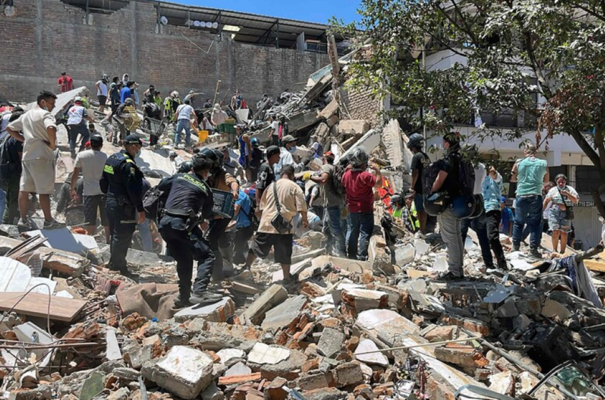 Colombia in ginocchio dopo il tragico terremoto: oltre 130 morti, 2700 dispersi e coprifuoco nelle città colpite Colombia in ginocchio dopo il tragico terremoto: oltre 130 morti, 2700 dispersi e coprifuoco nelle città colpite