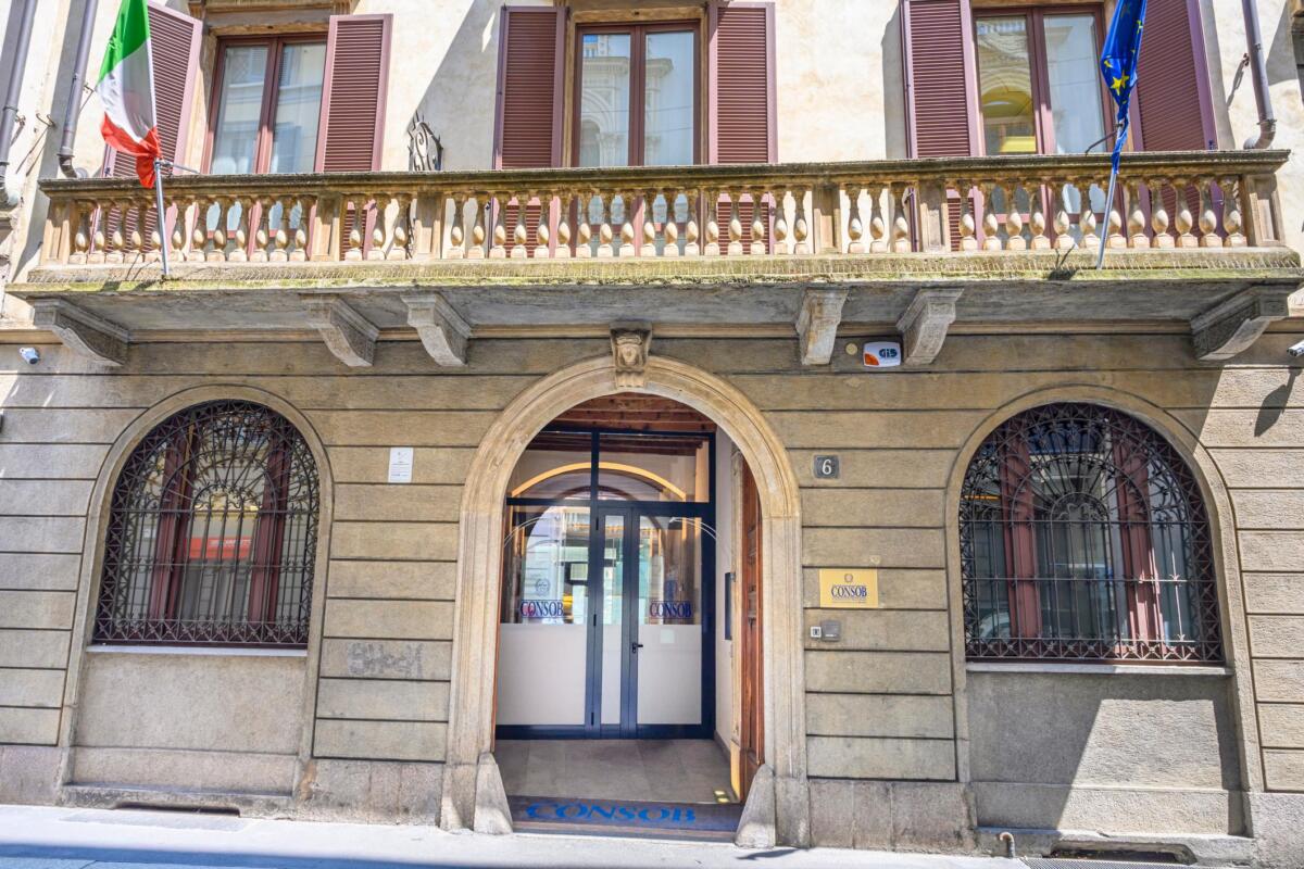 Banche, Intesa Sanpaolo valuta il ricorso alla Consob contro Monte dei Paschi di Siena Banche, Intesa Sanpaolo valuta il ricorso alla Consob contro Monte dei Paschi di Siena