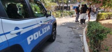 Bari, blitz della polizia vicino alla stazione centrale: trovata droga nascosta tra le siepi