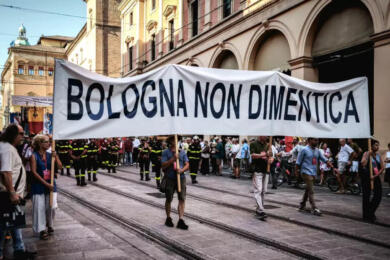 La memoria a 46 anni dalla strage di Bologna: le istituzioni ricordano l’attentato tra la fermezza sui neofascisti e le accuse dal palco